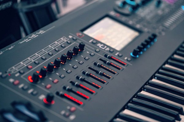 Quels sont les avantages des claviers mécaniques low-profile pour une utilisation bureautique?